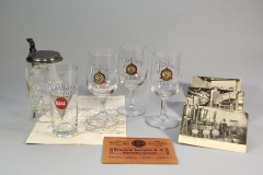 Zinndeckelkrug und Gläser mit BIAG-Signet