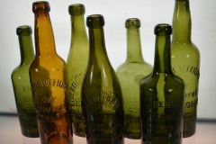 Die ersten Bierflaschen. Mit Reliefprägung und Korkverschluss