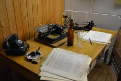 Büroausstattung; eine erste Schreibmaschine, Bleistiftanspitzgerät und mehr...