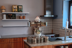 alte Thekenbeleuchtung und moderne Zapfsäule 