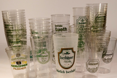 Kunststoff- / Plastikbecher; Zeitzeugen einer veränderten Trinkkultur. Stabpelbar. Kein Glasbruch. Jedoch gewöhnungsdürftig. Alles zu seiner Zeit!