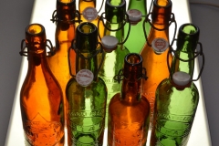 Bügelverschlussflaschen mit Reliefprägung lösten die Flaschen mit Korkverschluss ab.
