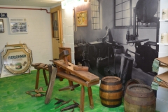 Holzbierfässer wurden bis in die 1960er Jahre in der Küferei hergestellt