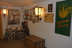 Glaswerbeschild, Laternen, Fassböden als Dekoelemente