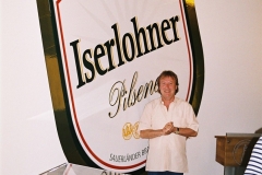 Pure Freude vor dem Logo im Kühlschiff der Brauerei Iserlohn