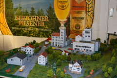 Modell vor Teilen eines 18/1 Plakatmotiv